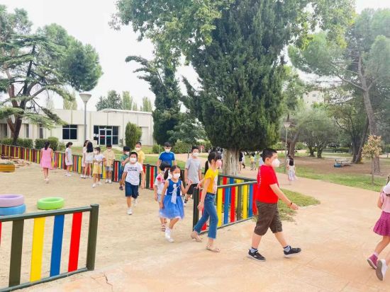 爱华san fermin校区的同学们课件休息时去操场