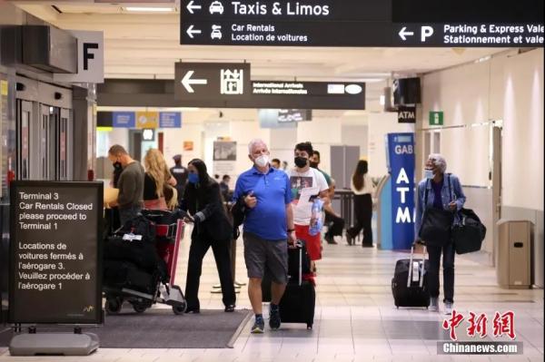 资料图：当地时间8月9日，入境加拿大旅客准备走出航站楼。中新社记者