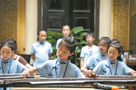 小学员在祠堂中体验琴艺