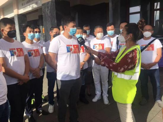 加那利侨界联盟华人代表王巍代表华人接受了加那利电视台采访 加那利侨界联盟华人代表王巍代表华人接受了加那利电视台采访