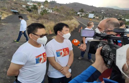 加那利华人华侨协会主席李丽驱,加那利华商会会长陈志彬接受电视台采访 加那利华人华侨协会主席李丽驱,加那利华商会会长陈志彬接受电视台采访