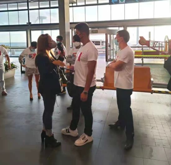 加那利华人华侨青年会秘书长作为华人代表接受电视台采访 加那利华人华侨青年会秘书长作为华人代表接受电视台采访