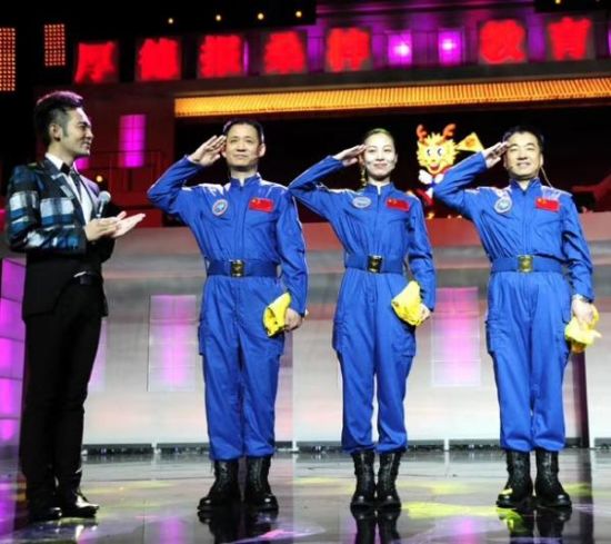 秦屹与与神舟十号的三名宇航员同台 秦屹与与神舟十号的三名宇航员同台