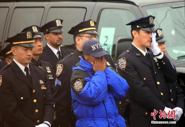 资料图：2015年1月4日，纽约遇害华裔警察刘文健的葬礼在布鲁克林区举行。图为葬礼上警察难抑悲情，频频拭泪。中新社发