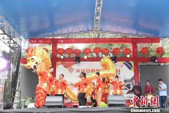 资料图：巴西华人华侨举办庆祝“中国移民日”及慈善捐赠活动。图为庆祝活动上精彩的舞龙表演。莫成雄 摄