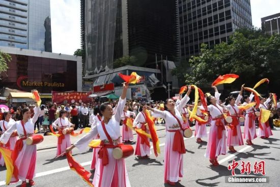 资料图：巴西圣保罗街头上演“唱响中国”新春快闪活动。图为腰鼓表演。中新社记者 莫成雄 摄