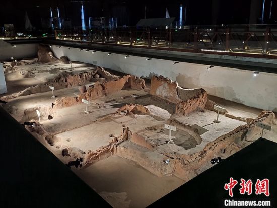 5000多年前的三室一厅房基遗址。中新网记者 陈海峰 摄