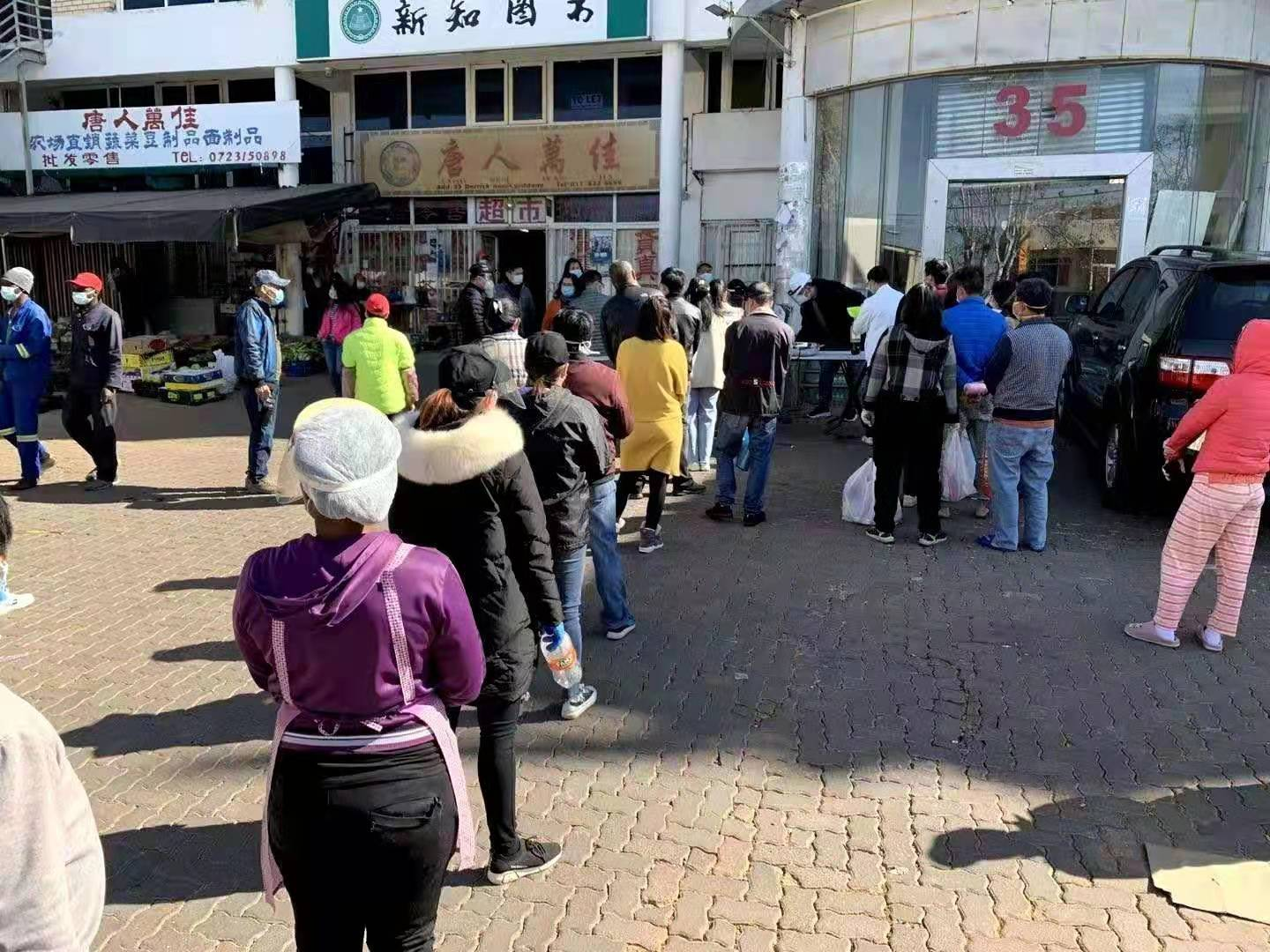 ​疫情期间，南非当地中医师在华人最集中的唐人街免费发放中药预防汤剂。受访者供图