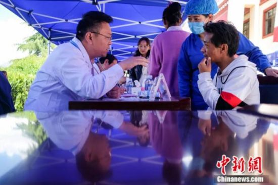 2019年5月，“同心·共铸中国心”2019走进西藏大型公益活动在拉萨启动。300余名来自北京医疗机构的医务志愿者和社会爱心人士分为6个团队，分赴拉萨、日喀则、林芝等地为当地民众开展义诊巡诊、先心病筛查、公益捐赠等系列健康帮扶活动。图为医务志愿者在拉萨市阜康医院义诊。中新社记者 何蓬磊 摄