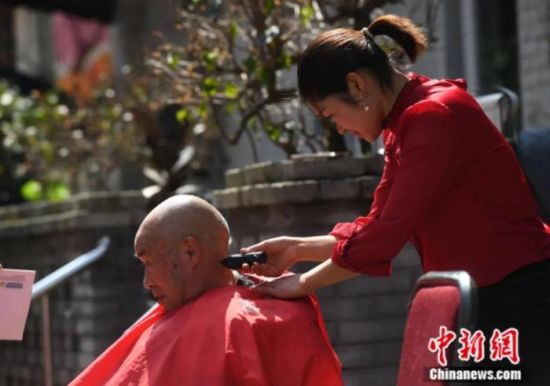 2021年3月13日，农历二月二“龙抬头”前夕，重庆爱心志愿者在美心养老院内为老人们免费理发。中新社记者 陈超 摄