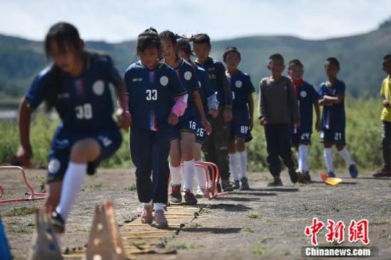 2021年9月，四川省凉山彝族自治州昭觉县瓦吾小学的彝族孩子们迎来了新学期开学后的第一节足球课。瓦吾小学因其特殊的地理位置，被称为“云端小学”。目前，该校255名学生中踢足球的学生超过了80名，足球为孩子们架起了一座通向山外世界的桥梁。中新社记者 张浪 摄