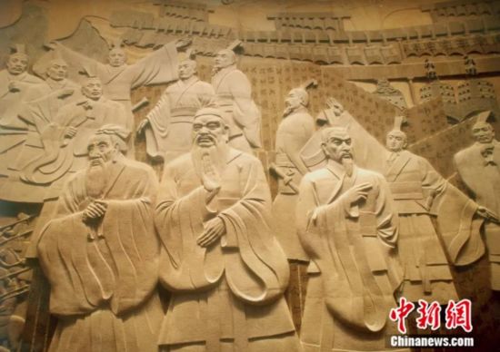 北京中华世纪坛展出的老子、孔子、墨子等思想家、哲学家、教育家群像。中新社记者 宋吉河 摄
