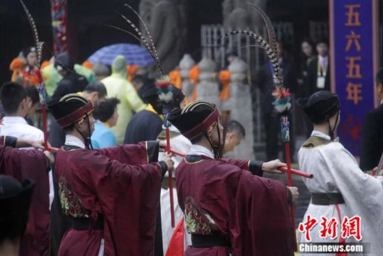2014年9月，甲午年公祭孔子大典在孔子故里山东曲阜举行。祭孔大典形象地阐释了孔子学说中“礼”的涵义，表达“仁者爱人”、“以礼立人”的思想。中新社记者 黄品璇 摄
