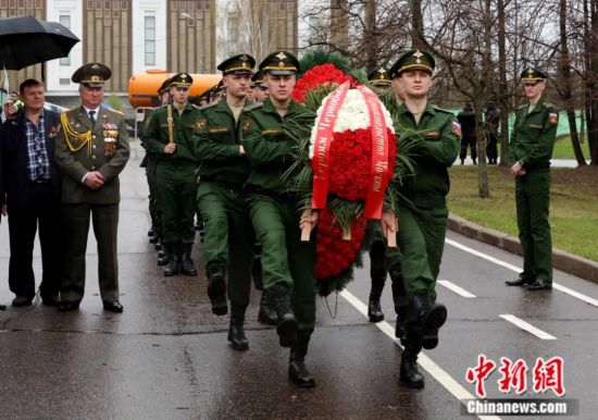 2016年4月，切尔诺贝利核电站事故发生30周年，俄罗斯民众举行集会，铭记那场核事故并悼念在事故中死亡和受伤的民众。图为俄军官兵为遇难者献花圈。中新社记者 王修君 摄