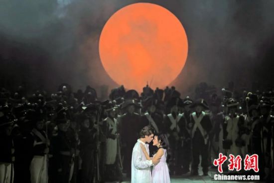 2014年9月，莫斯科国立斯坦尼斯拉夫斯基和涅米罗维奇-丹钦科音乐剧院在天津大剧院的舞台上带来歌剧《战争与和平》的中国首演。歌剧《战争与和平》改编自大文豪托尔斯泰的同名小说。中新社记者 佟郁 摄