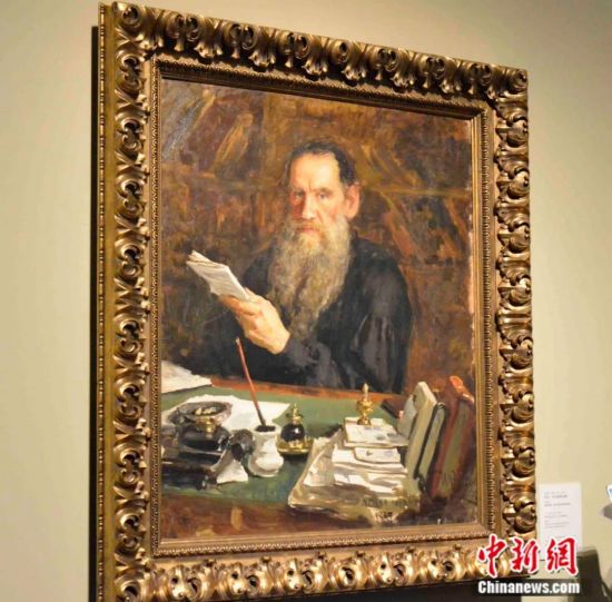 2014年9月在中国国家博物馆“列夫·托尔斯泰与他的时代”大型主题展览上展出的托尔斯泰肖像画。中新社记者 潘旭临 摄
