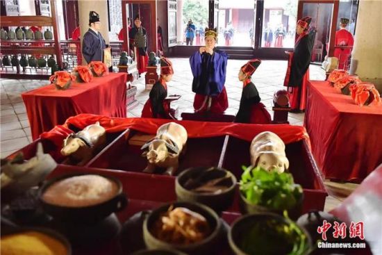 2021年10月，海峡两岸各界在福州循古礼联合祭孔。中新社记者 张斌 摄