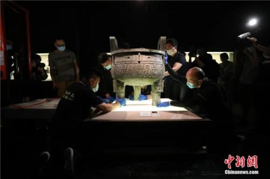 2021年6月，上海博物馆工作人员搬运西周“大克鼎”布置展览。中新社记者 张亨伟 摄