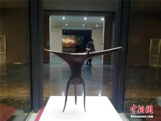 二里头遗址出土，被誉为“华夏第一爵”的乳钉纹青铜爵。中新社记者 李贵刚 摄