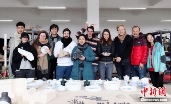 景德镇陶瓷大学与法国利摩日国立美术学院联合项目。中新社发 张婧婧 供图