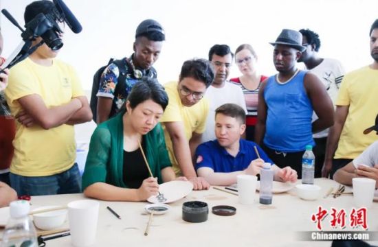 张婧婧为留学生教授青花课程。中新社发 张婧婧 供图