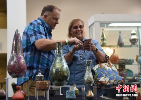 2017年5月，美国洛杉矶举办一年一度的陶瓷艺术展。中新社记者 张朔 摄