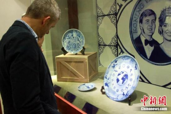 2013年10月，荷兰代尔夫特在江西景德镇举办“蓝色的革命——四百年，两个城市的情缘”展览，展出荷兰东印度公司与外销瓷相关的历史材料以及代尔夫特与景德镇两地出土的瓷器标本等珍贵文物。中新社记者 范文娟 摄