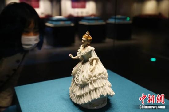 2021年1月，“白色金子·东西瓷都——从景德镇到梅森瓷器大展”在江西省博物馆新馆举行。图为德国梅森瓷器作品。中新社记者 刘占昆 摄