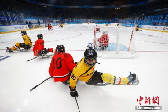 4月9日，运动员在残奥冰球比赛中。当日，“相约北京”冰上项目测试活动残奥冰球比赛在北京的国家体育馆举行。中新社记者 富田 摄