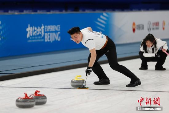 4月1日，北京国家游泳中心，冰壶比赛进行中。据悉，“相约北京”冰上测试活动将于4月1日至10日在北京举办。中新社记者 韩海丹 摄