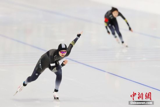4月7日，北京队运动员在速度滑冰女子500米比赛中。当日，“相约北京”冰上项目测试活动速度滑冰比赛在北京国家速滑馆拉开帷幕。中新社记者 韩海丹 摄