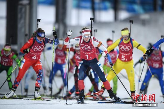 2月20日，2018平昌冬奥会冬季两项2x6公里女子 2x7.5km男子混合接力比赛落幕。法国队夺得金牌，挪威获银牌，意大利最后冲刺阶段以0.3秒优势力挫德国获得铜牌。图为选手们在比赛中。中新社记者 崔楠 摄