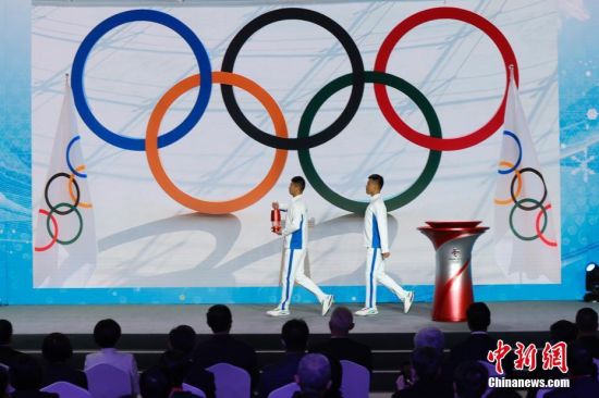 10月20日上午，北京2022年冬奥会火种抵达北京，北京冬奥会火种欢迎仪式在奥林匹克塔举行。中新社记者 韩海丹 摄