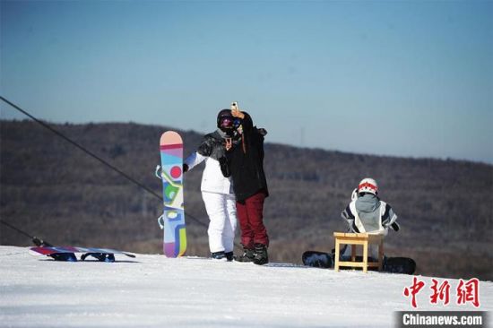 资料图：游客在长白山鲁能胜地滑雪场滑雪。刘栋 摄