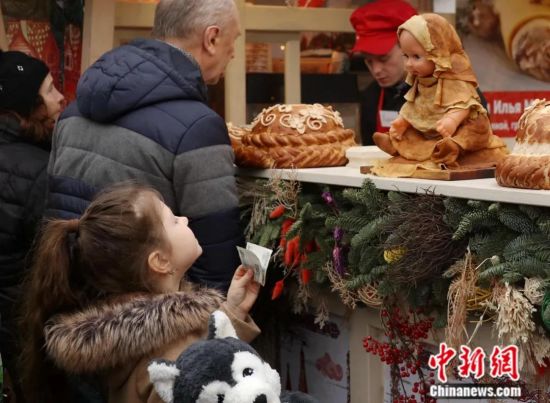 2020年3月，莫斯科儿童购买食物庆祝送冬节。东正教传入俄罗斯后，教会将斋戒期设在送冬节之后。因斋戒期不得吃肉，古老的送冬节变成俄罗斯民众向肉食品告别的日子，又称“谢肉节”。本土的送冬节与外来的东正教融合，形成了新的习俗。中新社记者 王修君 摄