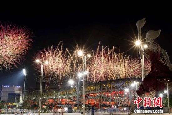 2008年北京奥运会期间，“鸟巢”(国家体育场)燃放焰火，迎接八方来客。中新社记者 杜洋 摄