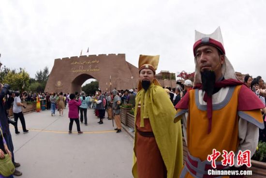 2019年8月，有“丝路明珠”美称的中国历史文化名城新疆喀什在喀什古城举行入城仪式，在东西文明交汇融通之地迎接八方游客。图为仪式上张骞、班超等历史人物扮演者在城门前迎客。中新社记者 孙自法 摄