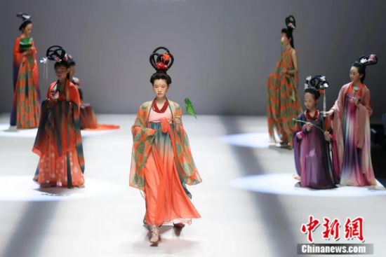 2021年9月，北京“中国国际时装周”举行 “长安梦”时装发布会。唐朝元素至今仍是东亚“中华文化圈”的标志之一。中新社记者 盛佳鹏 摄