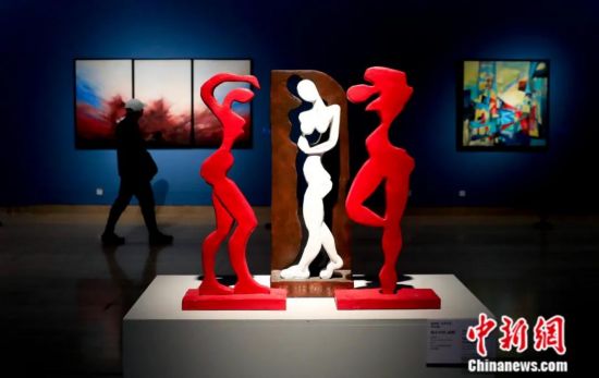 2019年5月，“大道融通——亚洲艺术作品展”在中国美术馆开幕。展览展出了41个亚洲国家(包含俄罗斯)的130件作品，展示亚洲各国文化的独特面貌，以及亚洲各国之间共生共融的文化渊源关系。图为黎巴嫩雕塑《我在中国(成都)》。中新社记者 杜洋 摄
