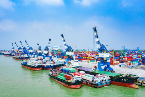 “湾区一港通”模式下，运载出口货物的驳船靠泊南沙港。广州海关供图