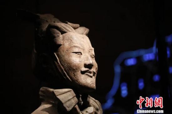 2020年1月，“与天久长——周秦汉唐文化与艺术特展”在陕西历史博物馆开展。图为展出的兵马俑。中新社发 彭华 摄