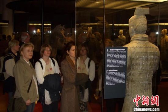 2005年，兵马俑在德国莱比锡展出，吸引大批当地民众前来观赏。中新社发 受访者 供图