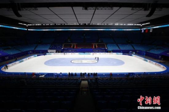 10月14日,“相约北京”2021-2022赛季亚洲花样滑冰公开赛在北京首都体育馆正式开赛,本次公开赛设四个项目,共有来自9个国家和地区的32名运动员报名参赛。 中新社记者 富田 摄 10月14日,“相约北京”2021-2022赛季亚洲花样滑冰公开赛在北京首都体育馆正式开赛,本次公开赛设四个项目,共有来自9个国家和地区的32名运动员报名参赛。 中新社记者 富田 摄