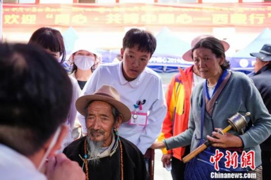 城镇化为就医带来了很大便利。图为2019年5月，来自北京的医务志愿者在拉萨市阜康医院为民众义诊。中新社记者 何蓬磊 摄