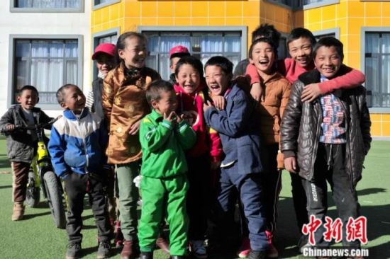 西藏那曲市尼玛县荣玛乡平均海拔超过5000米，属羌塘国家级自然保护区。2018年6月，该乡571位牧民分批迁至1000余公里以外的拉萨市堆龙德庆区，为保护区的藏羚羊、野牦牛等野生动物腾出空间。图为2019年2月，在距离拉萨40公里的荣玛高海拔生态搬迁示范点，孩子们在幼儿园玩耍。中新社记者 江飞波 摄