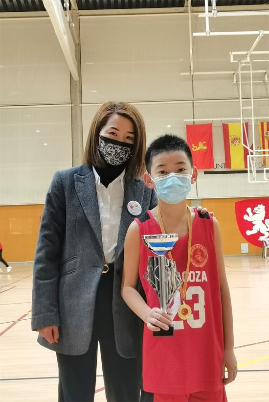 华人志愿者之家王晓华女士为少儿组最具潜力球员朱德隆颁奖
