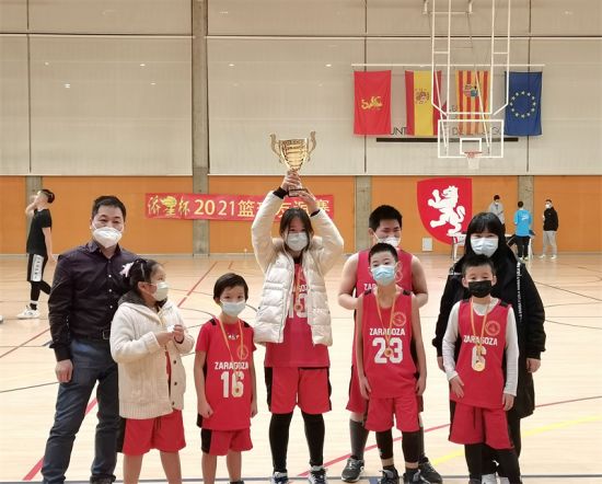KOPY MUSANG咖啡公司王昶武先生为少儿组冠军队颁发奖杯