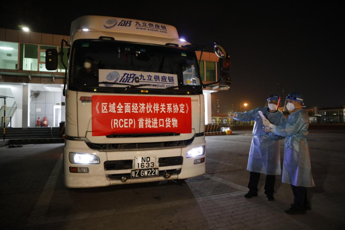 1月1日零时，深圳皇岗口岸迎来RCEP协定生效后中国国内首票进口货物。南方日报
