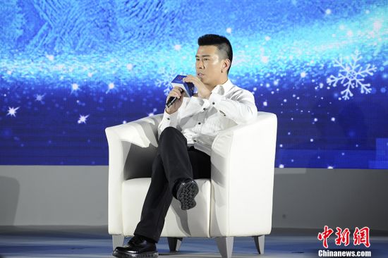 资料图：韩晓鹏在“冬奥会，准备好了”主题论坛上参与讨论。中新网记者 富宇 摄