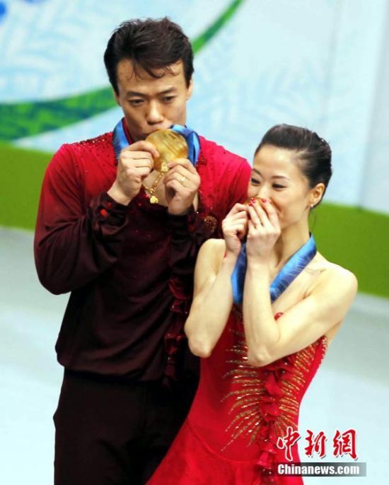2010年2月15日，温哥华冬奥会花样滑冰双人自由滑比赛，中国选手申雪、赵宏博圆梦折桂。中新社记者 盛佳鹏 摄